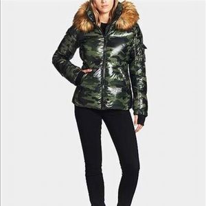 Camo printed puffer jacket with faux fur trim hood. Size large. S13-New York